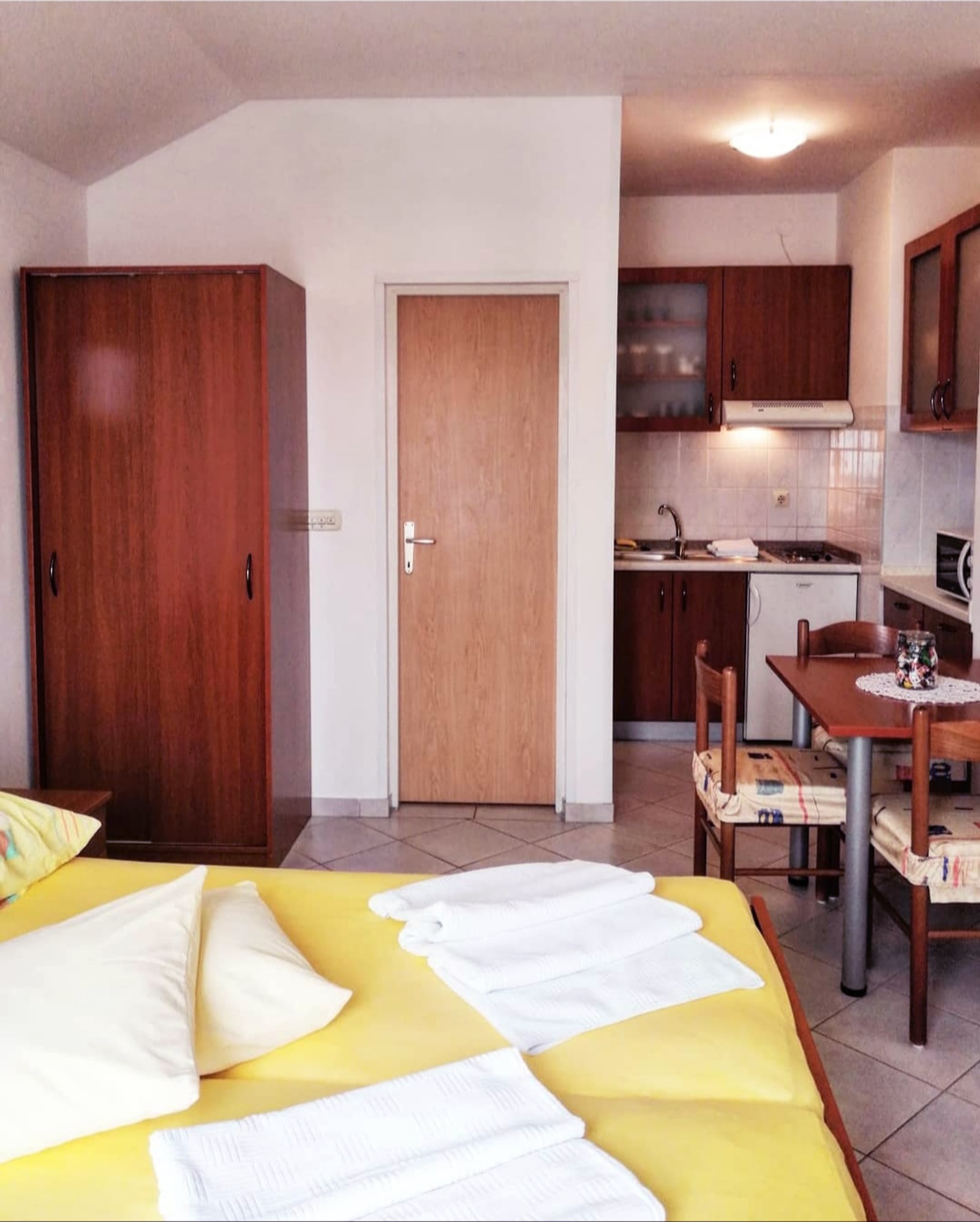 Apartment 1 double bed beside kitchenette and dining table