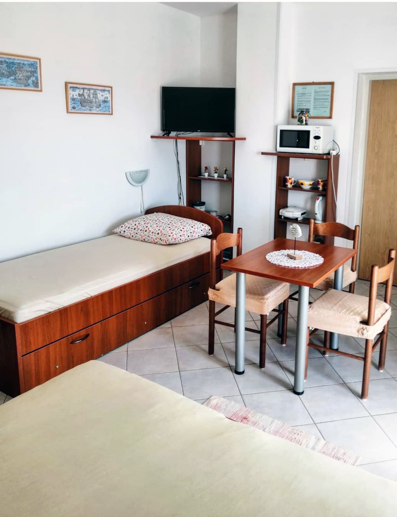 Apartment 2 studio with double bed and single bed