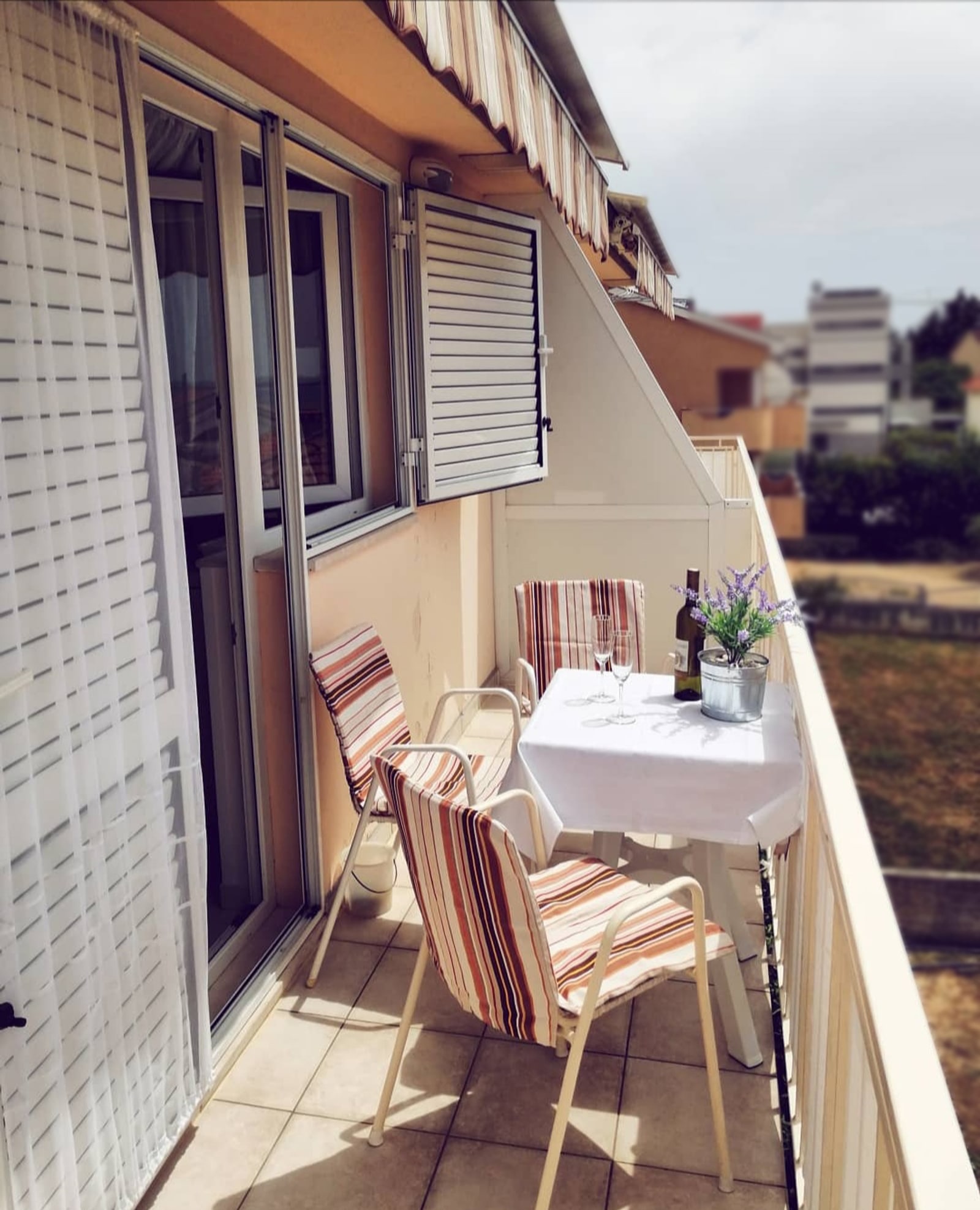Apartment kitchenette with dining table and sea-view balcony door