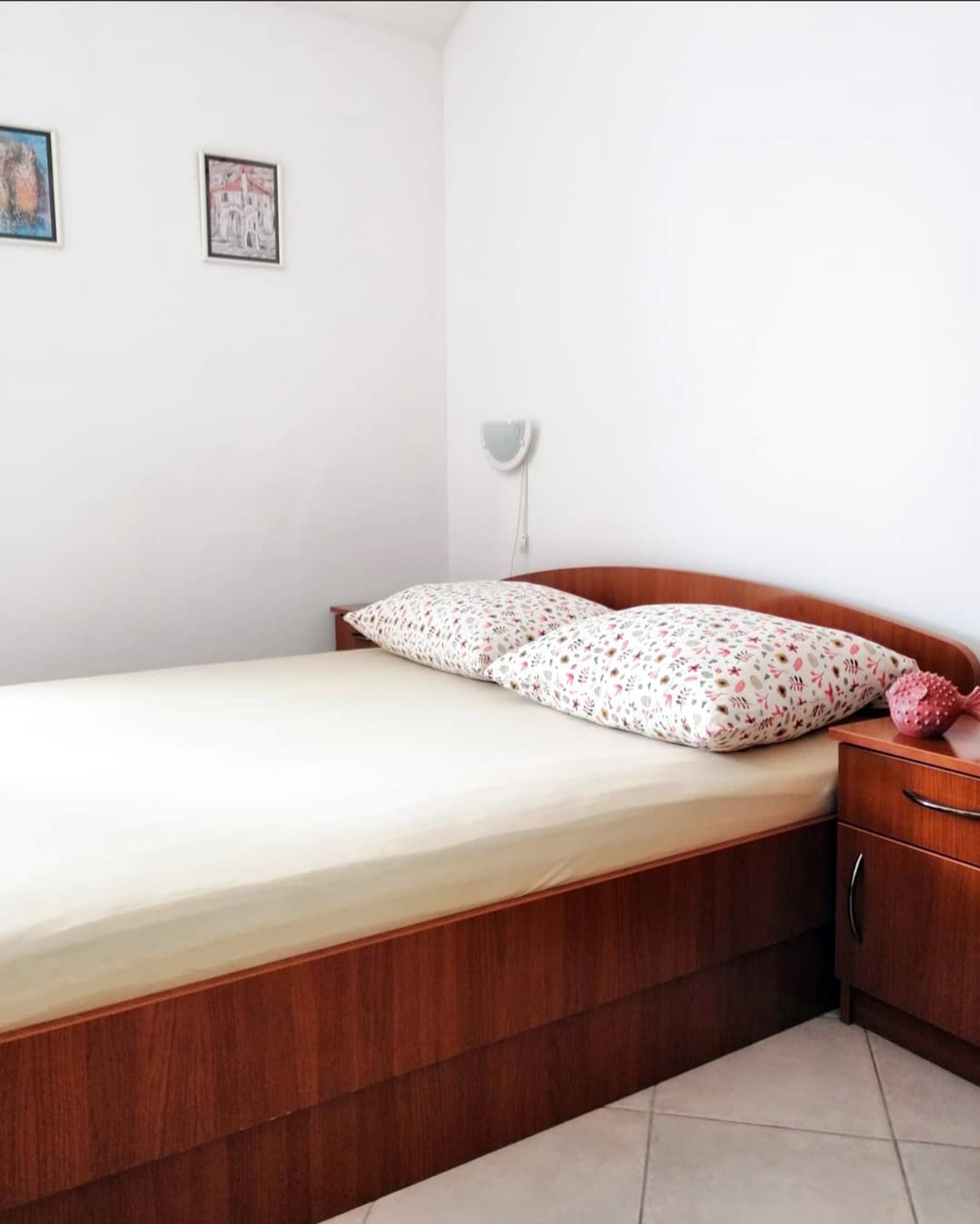 Apartment 2 double bed with bedside table and lamp