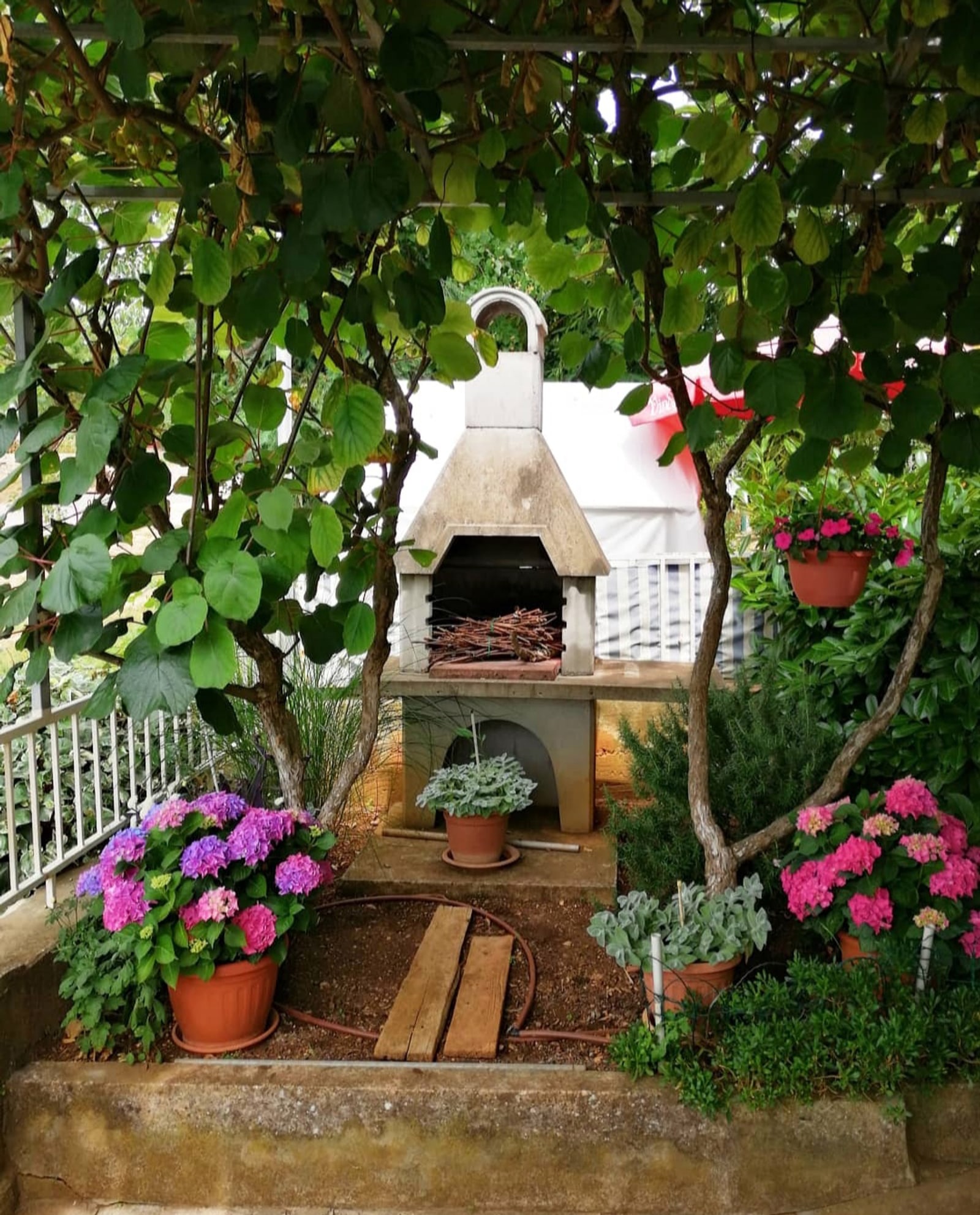 Outdoor barbecue area in the Apartments Diklo garden