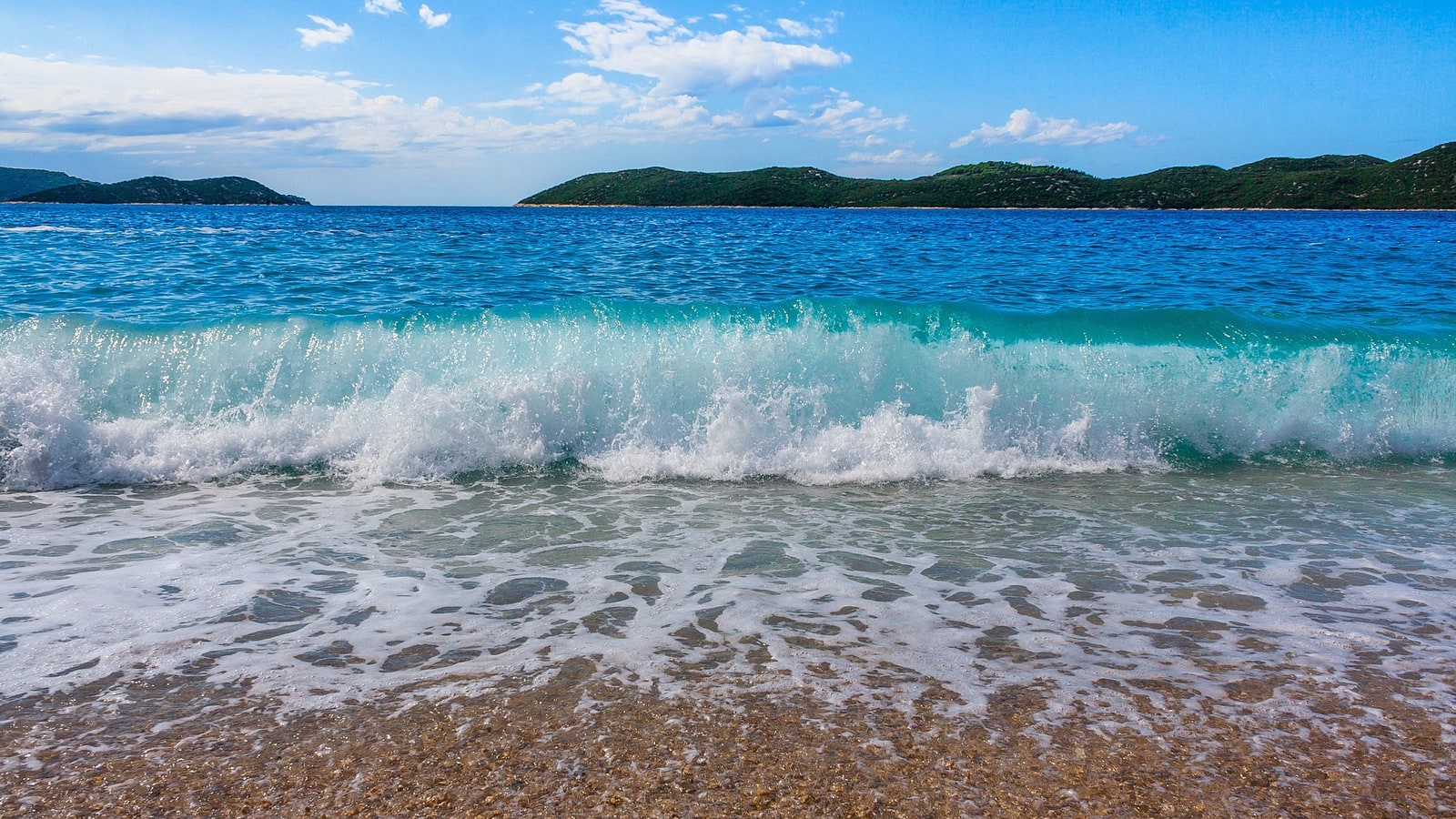 Beach and waves in Diklo near Apartments Diklo